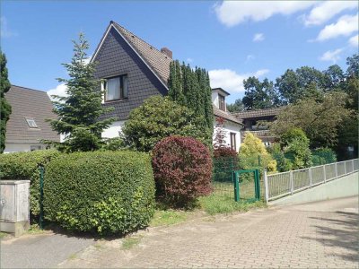 Zweifamilienhaus mit Garten auf großem Grundstück
