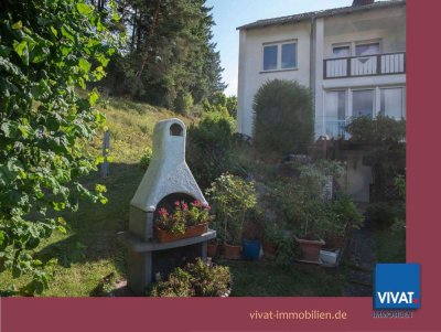 KÄUFERPROVISIONSFREI! Sportives REH mit wirklich großem Garten am Bebauungsrand. Moderne EBK.