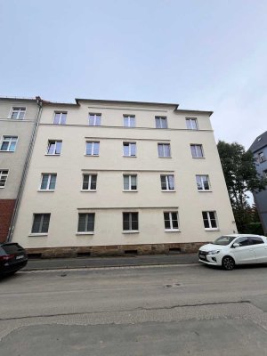 kleine preiswerte  4 Raumwohung im 3.OG mit Balkon und Gartennutzung