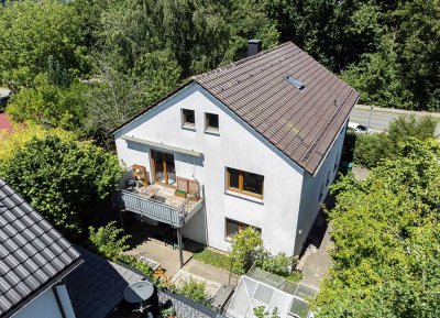 Großzügiges Anwesen mit zwei Wohneinheiten in begehrter Lage.