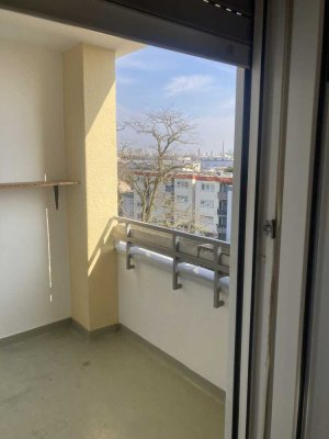 Exklusive, sanierte 2-Zimmer-Wohnung mit Balkon und Einbauküche in 60529 Frankfurt am Main