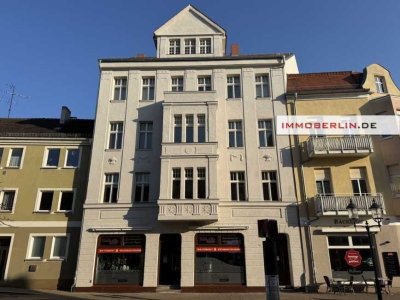 IMMOBERLIN.DE - Exzellente Altbauwohnung mit generösem Grundriss, Balkon & Pkw-Stellplatz