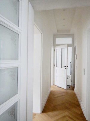 Luxusanierung mit EBK und eigener Terrasse: stilvolle 2-Zimmer-EG Wohnung in Frankfurt am Main