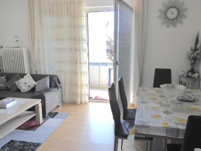 Helle, vermietet 3 Zimmer Wohnung mit Balkon