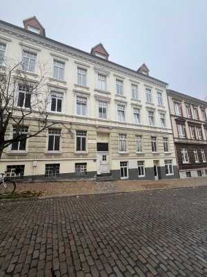 Familien- und WG-geeignete Altbauwohnung von 1900 in der Friesischen Straße