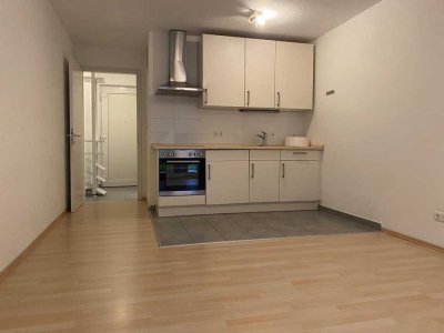 1-Zimmer-Wohnung mit eigenem Garten, EBK und TG-Stellplatz