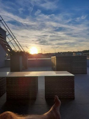 Neuwertige Penthouse Wohnung - mit Aufzug - und XL Garage