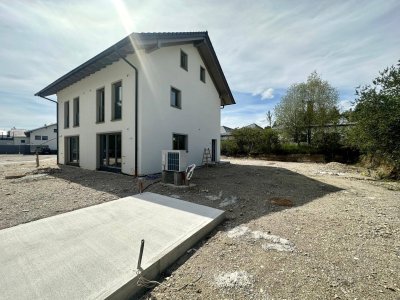 Erstbezug - Doppelhaushälfte in Lokalbahnnähe