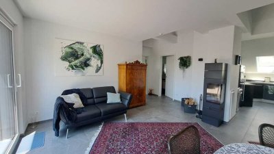 Exklusive Dachgeschosswohnung mit Balkon, Kaminofen und Wohlfühlambiente
