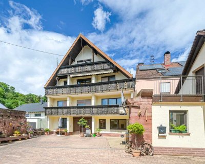 Großes MFH mit Innenhof und Nebengebäude in Kembach zvk., Bj 1981, ca. 502m² Wfl.