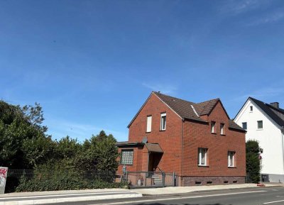 Einfamilienhaus & Einliegerwohnung im Anbau, großes Grundstück mit Garage & Stellplätzen (Innenhof)