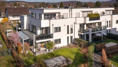 Wertige, teilmöblierte EG-Wohnung mit 2 Terrassen & PKW-Stellplatz in begehrter Lage von Hochkreuz