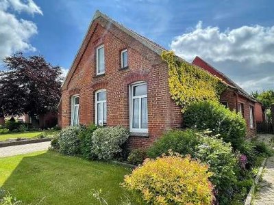 Zweifamilienhaus mit Charme und Potenzial auf einem großzügigen Grundstück