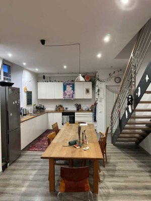 5-Zimmer Wohnung im 2. OG, voll renoviert in Köln Mülheim