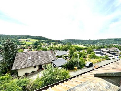 Unverbaubarer Panoramablick!
Großzügige 4-Zimmer-Wohnung im Dachgeschoss vor den Toren Kulmbachs