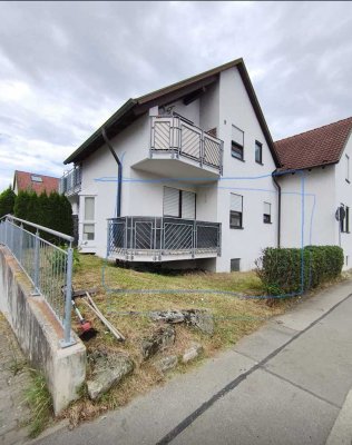 Modernisierte Wohnung mit eineinhalb Zimmern sowie Balkon und Einbauküche in Wolfschlugen