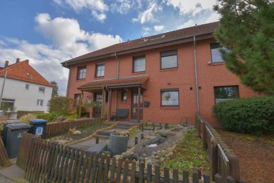 KUNZE: vollunterkellertes Reihenmittelhaus mit 2 Garagen in guter Lage von Hannover-Vinnhorst