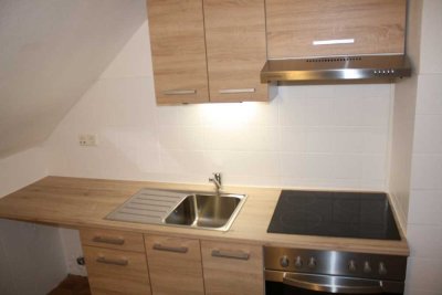 Vollständig renovierte 2-Zimmer-Wohnung mit Balkon und EBK in Neumünster