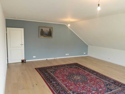 Sanierte 2-Zimmer-Dachgeschosswohnung mit Einbauküche in Flörsheim