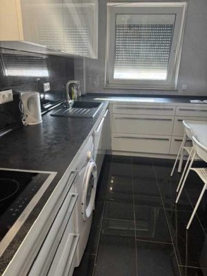 Gepflegte 3-Zimmer-Wohnung mit Einbauküche und Balkon in Frankfurt-Schwanheim