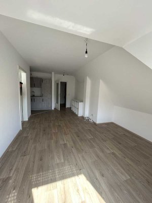 Gemütliche Dachgeschosswohnung, 2-Zimmer mit Südbalkon - Küchen- und Möbelübernahme möglich !