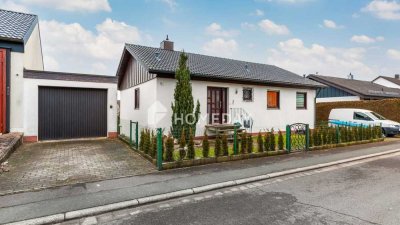 Attraktives Einfamilienhaus mit Einliegerwohnung und Blockbohlenhaus in Adelsdorf