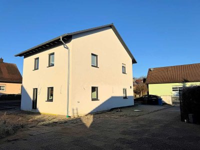 Sparsames KfW-55 EFH mit EBK - 3 Garagen und ausbaubaren Dachboden