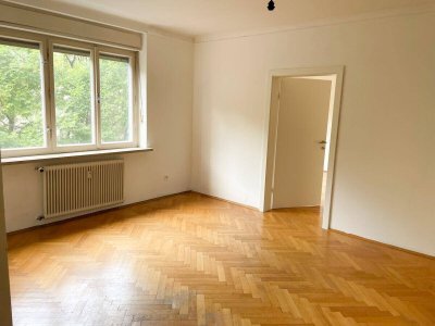 Helle 4-Zimmer-Wohnung mit Balkon in ruhiger Lage zu verkaufen (3er-WG-geeignet)