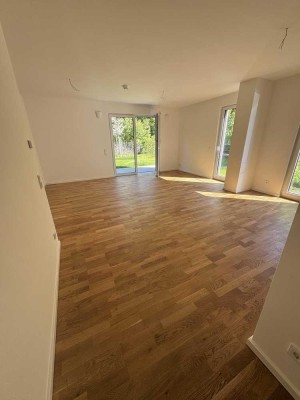 Unmöbliert Stilvolle, geräumige 2,5-Zimmer-Wohnung mit Terrasse und Einbauküche in Berlin