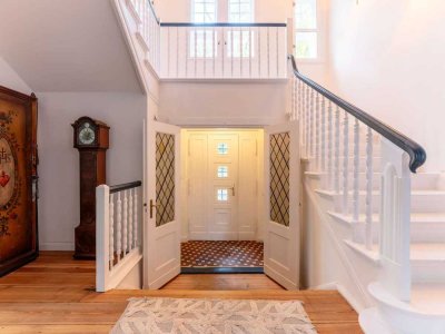 Prachtvolle und sanierte Villa in Frohnau: Moderne trifft auf historischen Baustil
