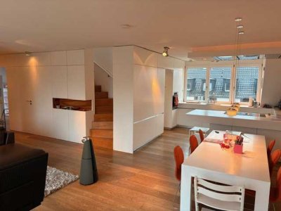 Außergewöhnliche 3,5-Zi. DG-Wohnung / hochwertige Einbauten, Balkon, Garten, Garage, Stellplatz
