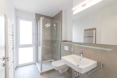 Lichtdurchflutete 5-Zimmer-Wohnung mit stilvoller Einbauküche, zwei Bädern und großem Balkon