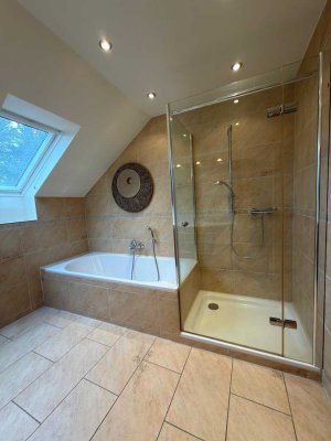 Helle 3-Zimmer Dachgeschoss Wohnung mit Kamin und 2 neuen Bädern