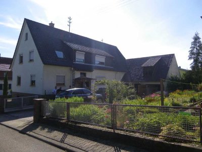 Grosszügige helle Wohnung im 1.OG mit Garten