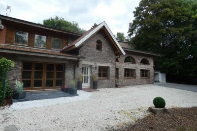 Schönes Haus, 2 Terrassen, ruhige-grüne Lage, mit gr. Grundstück