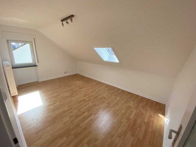 Ruhige und gemütliche 3 Zimmer Dachgeschoss Wohnung