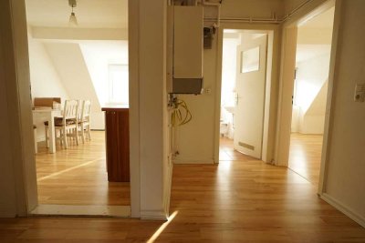 Gemütliche Dachwohnung in der Südstadt sucht neue Bewohner