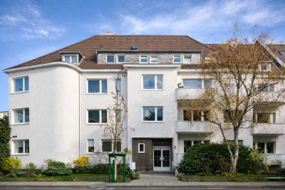 Kapitalanlage mit Charme: Kompakte Altbauwohnung im Hochparterre mit Süd-Balkon