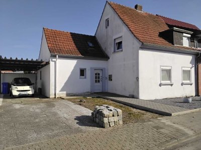 Geräumige und teilweise renovierte Doppelhaushälfte mit großem Grundstück im Westen der Stadt