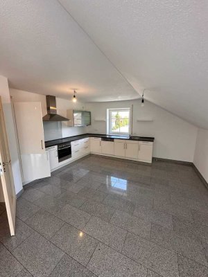 Helle 2-Zimmer Dachgeschosswohnung mit Balkon in Thyrnau