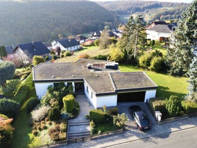 Architekten- Bungalow mit Pool - in ruhiger Lage