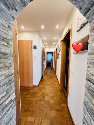Geschmackvolle, vollst. renovierte 3-Zimmer-Wohnung mit geh. Innenausstattung mit Balkon und EBK