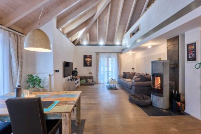 Ein Haus im Grünen: Großzügiges Einfamilienhaus mit Galerie, Kaminofen und riesigem Gartengrundstück