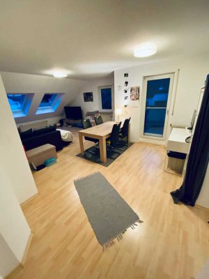 Helle 2-Zi-DG-Wohnung mit Balkon in Fürth – Eigenes Heim
