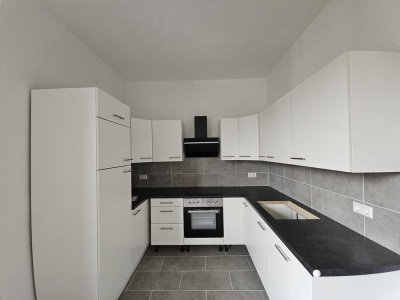 Kurz vor der Fertigstellung. Erstbezug nach Sanierung 2 Zimmer Wohnung mit Balkon und EBK