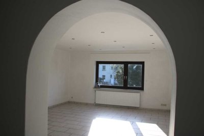 Schöne helle 3,5 Zimmer-Wohnung mit toller überdachter Terrasse.
