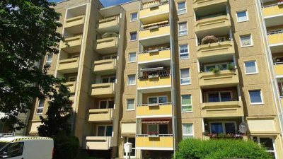 2 Zimmer, Küche mit Fenster und Balkon