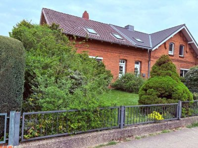 Schmuckstück im Dornröschenschlaf – sanierungsbedürftiges Reihenendhaus mit viel Charme