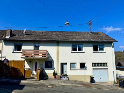 Wohnhaus mit Garten und Garage