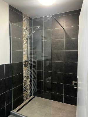 Vollständig renoviertes 2-Parteien-Haus mit Garten, 3 Bädern, 2 Küchen & Einliegerwohnung